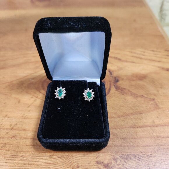 Vintage Womens Geniune Emerald 14kt Gold Earrings